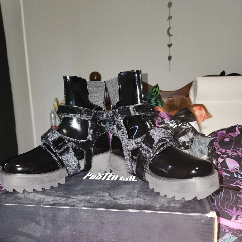 NIB Dolls Kill Bad Ass Velvet , And Sexy Black Vinyl Combat Boots - Picture 10 of 10